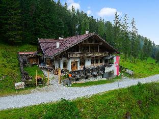 Quaint alpine hut in the Stubaital with sauna